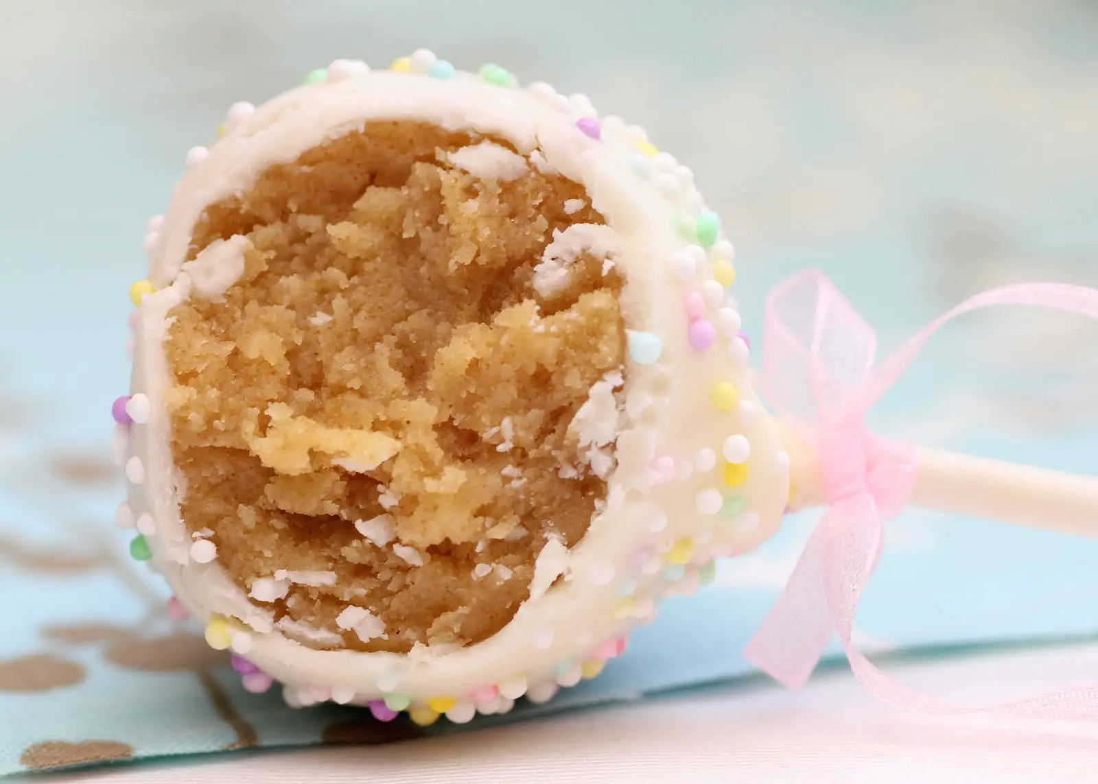Vanilla Pudding Cake Pops - Recipe Snobs