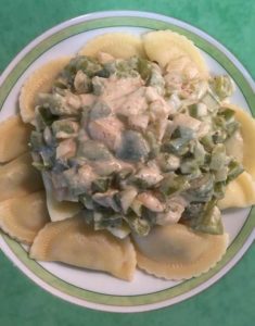 Green capsicum cream sauce with ravioli